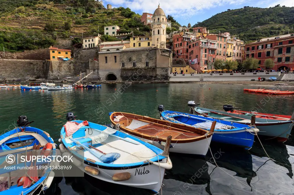 Colourful village houses and boats in harbour, Vernazza, Cinque Terre, UNESCO World Heritage Site, Ligurian Riviera, Liguria, Italy, Europe