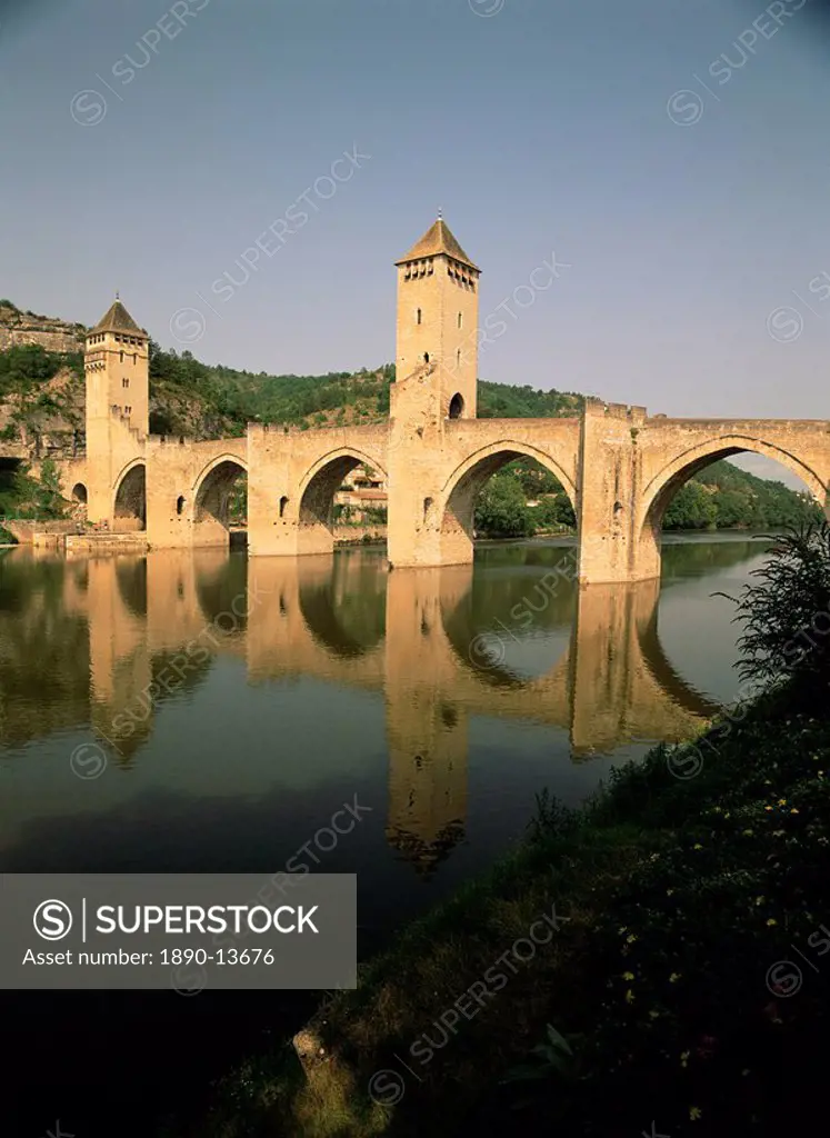 The medieval Pont Valentre over the River Lot, Cahors, Lot, Midi Pyrenees, France, Europe