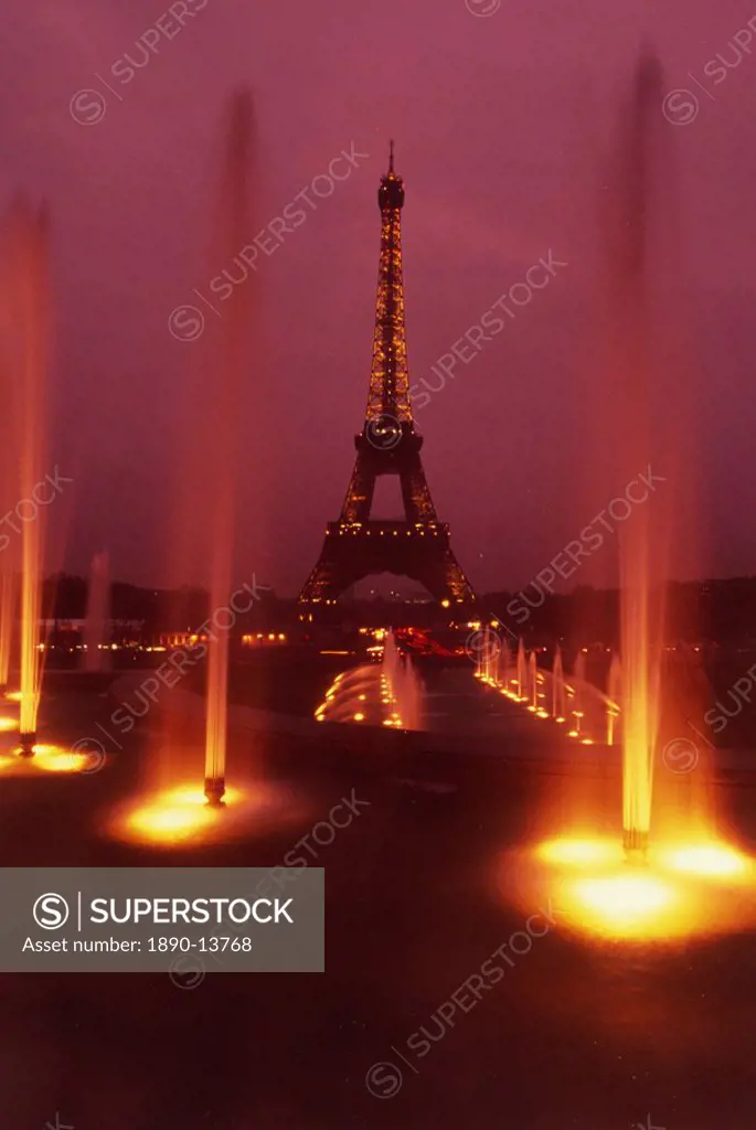 View of the Eiffel Tower from fountains of Palais de Chaillot, Paris, France, Europe