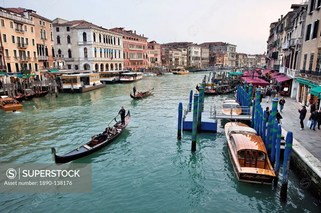 Evening traffic on Grand Canal beside the Rialto Bridge, Venice, UNESCO World Heritage Site, Veneto, Italy, Europe