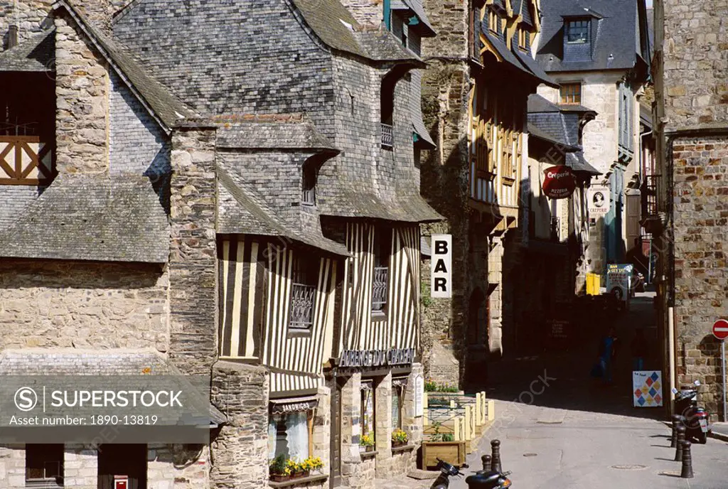 Street scene, Old Town, Vitre, Ille_et_Vilaine, Brittany, France, Europe