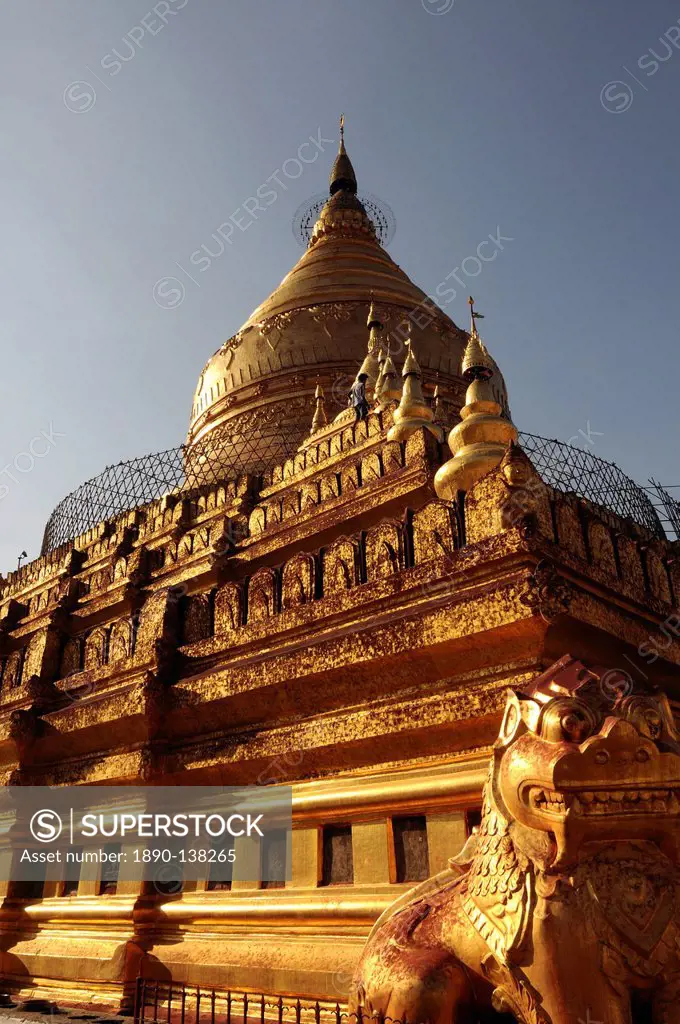 Shwe Zigon Paya, near Bagan, Myanmar, Asia