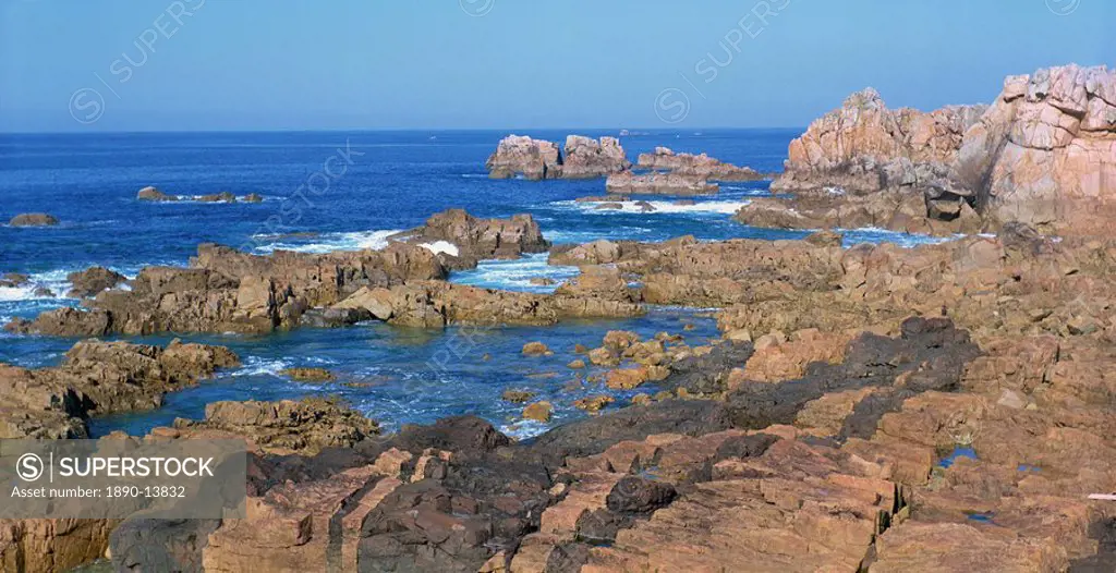 Rocks on the coast at Pointe du Chateau, Le Gouffre, on the Cote de Granit Rose in the Cotes d´Amor, Brittany, France, Europe