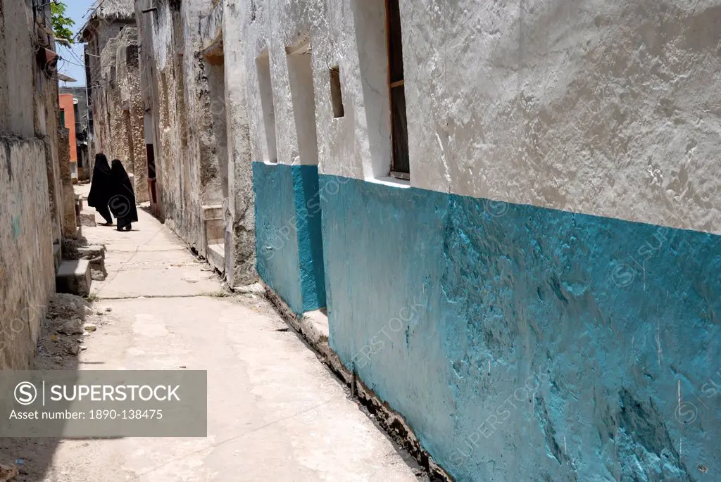 Narrow alley with Moslem women, Old Town, Lamu Island, UNESCO World Heritage Site, Kenya, East Africa, Africa