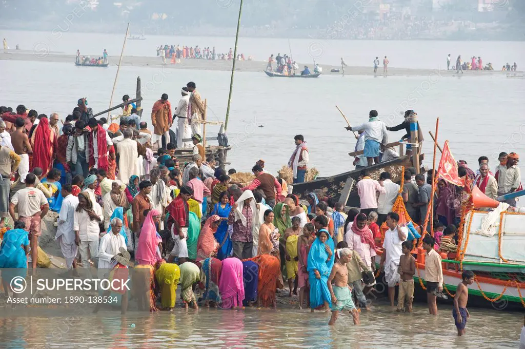 Women performing morning puja in the crowds gathered on the banks of the holy river Ganges at the Sonepur Cattle Fair, near Patna, Bihar, India, Asia