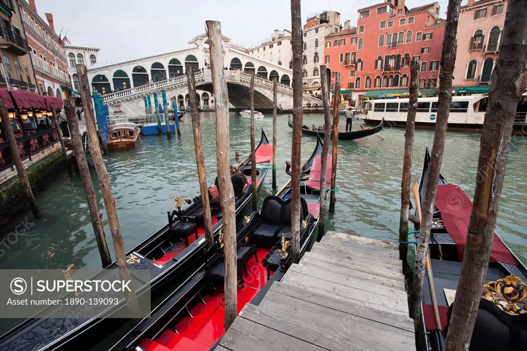 Gondolas line the Grand Canal beside the Rialto Bridge, Venice, UNESCO World Heritage Site, Veneto, Italy, Europe