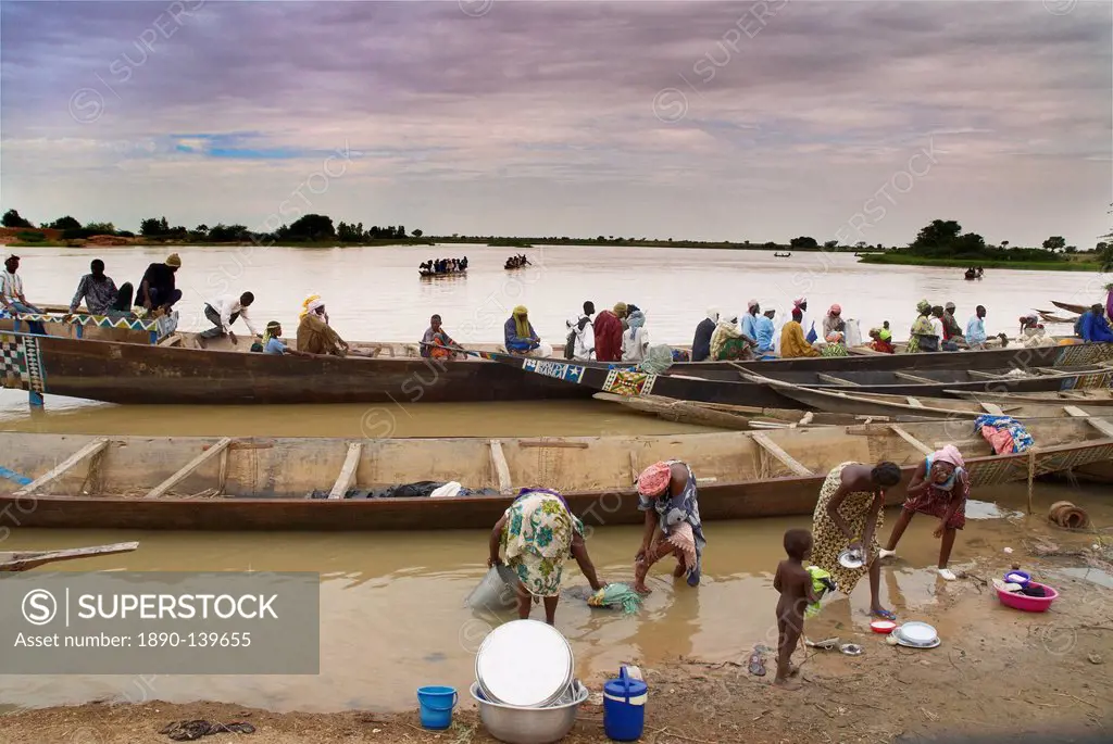 Sunday market in Ayorou on the bank of the River Niger, Niger, West Africa, Africa