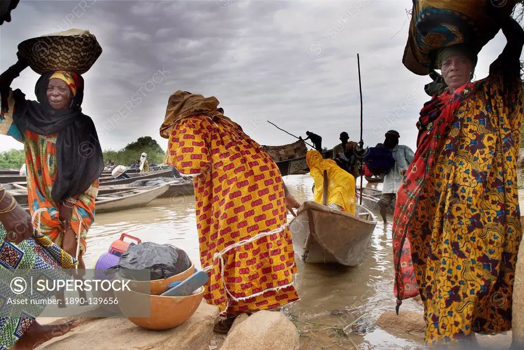 Sunday market in Ayorou on the bank of the River Niger, Niger, West Africa, Africa