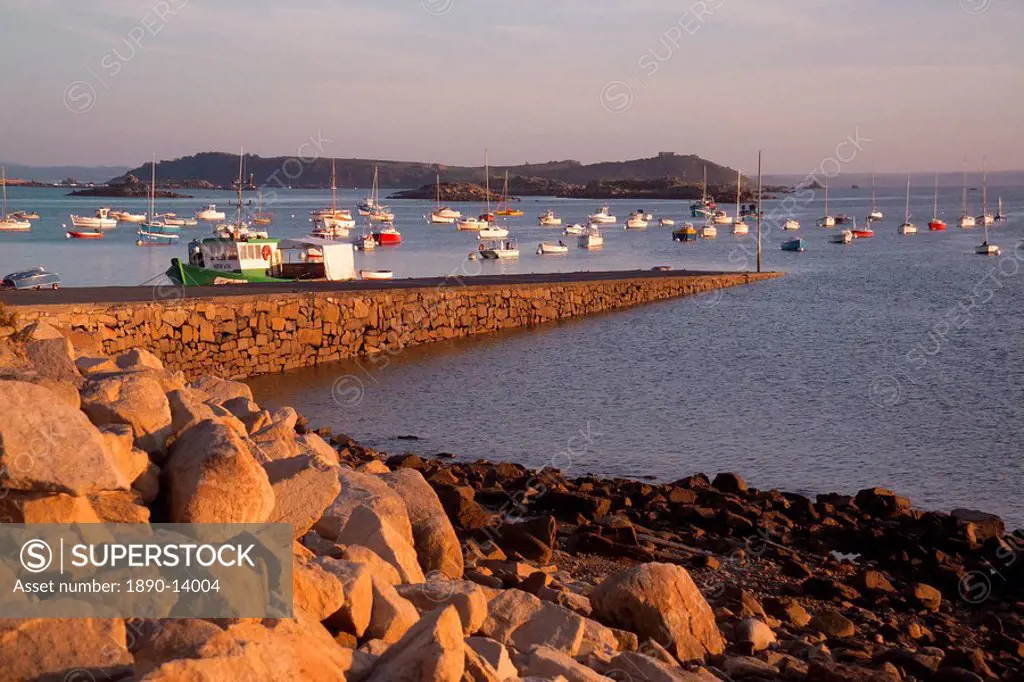 Boats in harbour, Presquile Grande, Ile Grande, Cote de Granit Rose, Cotes d´Armor, Brittany, France, Europe