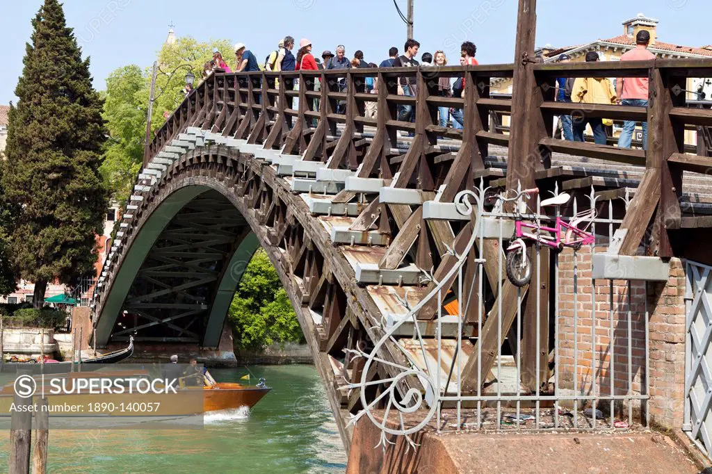 The wooden Accademia Bridge over the Grand Canal, Venice, UNESCO World Heritage Site, Veneto, Italy, Europe