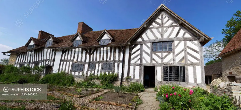 Mary Arden´s House in Wilmcote, home of Shakespeare´s mother, half_timbered Tudor farmhouse, Stratford_upon_Avon, Warwickshire, England, United Kingdo...