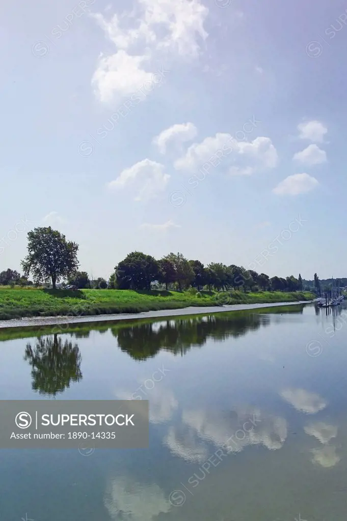 River Somme, St. Valery sur Somme, Picardy, France, Europe