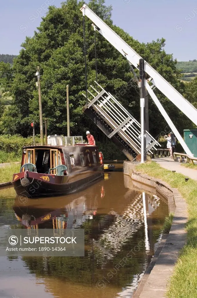 Liftbridge and towpath, Tal y Bont, Monmouth and Brecon canal, Powys, mid_Wales, Wales, United Kingdom, Europe
