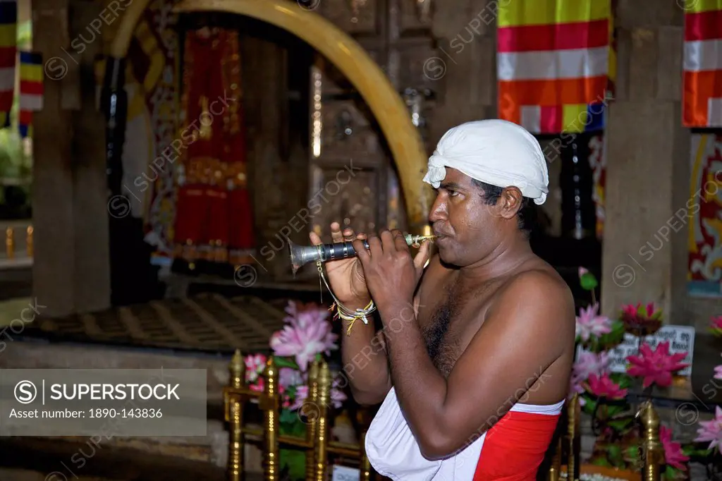Man playing Horanewa, Tooth Sanctuary, Temple of the Tooth Relic, Kandy, Sri Lanka, Asia