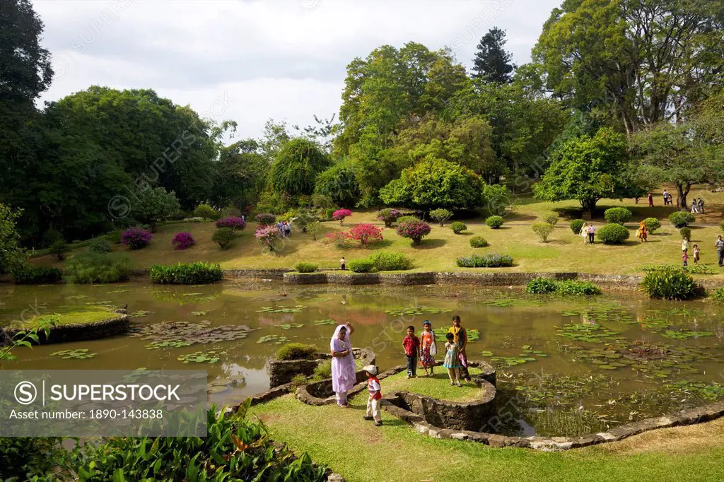 Visitors in the Royal Botanical Garden, Peradeniya, Kandy, Sri Lanka, Asia