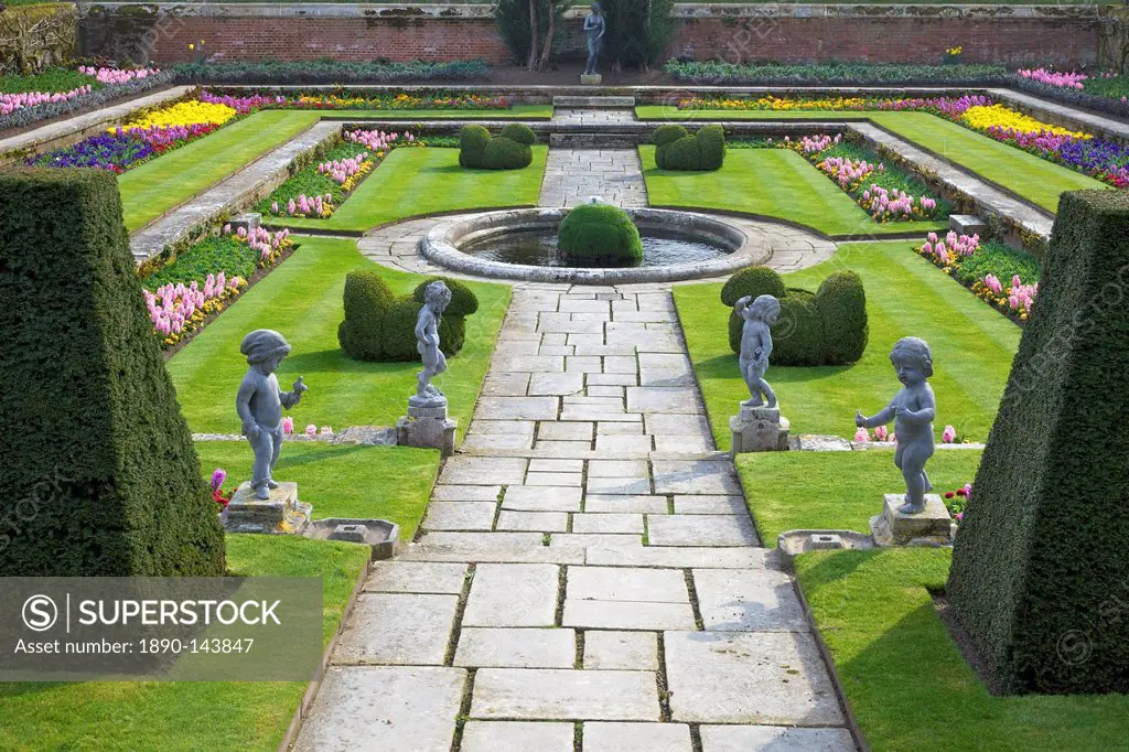 Formal gardens, Hampton Court Palace, Greater London, England, United Kingdom, Europe