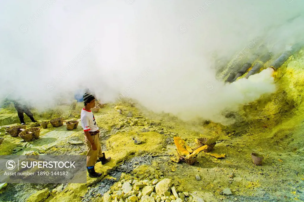Sulphur miner working to mine sulphur at Kawah Ijen, Java, Indonesia, Southeast Asia, Asia