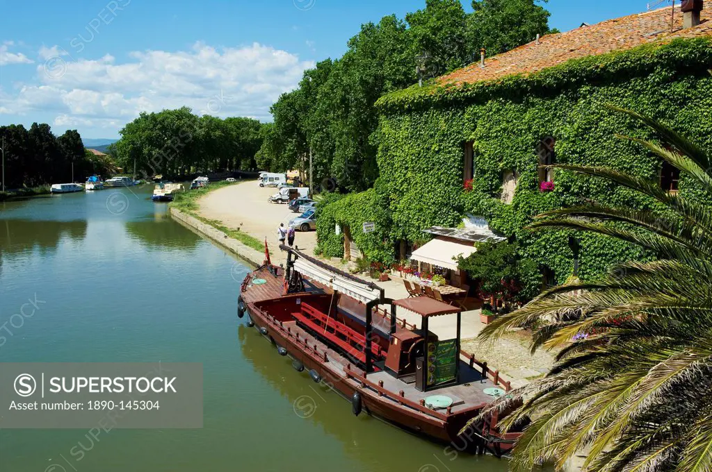 Barge for tourists, Le Somail, Navigation on the Canal du Midi, between Carcassone and Beziers UNESCO World Heritage Site, Aude, Languedoc Roussillon,...
