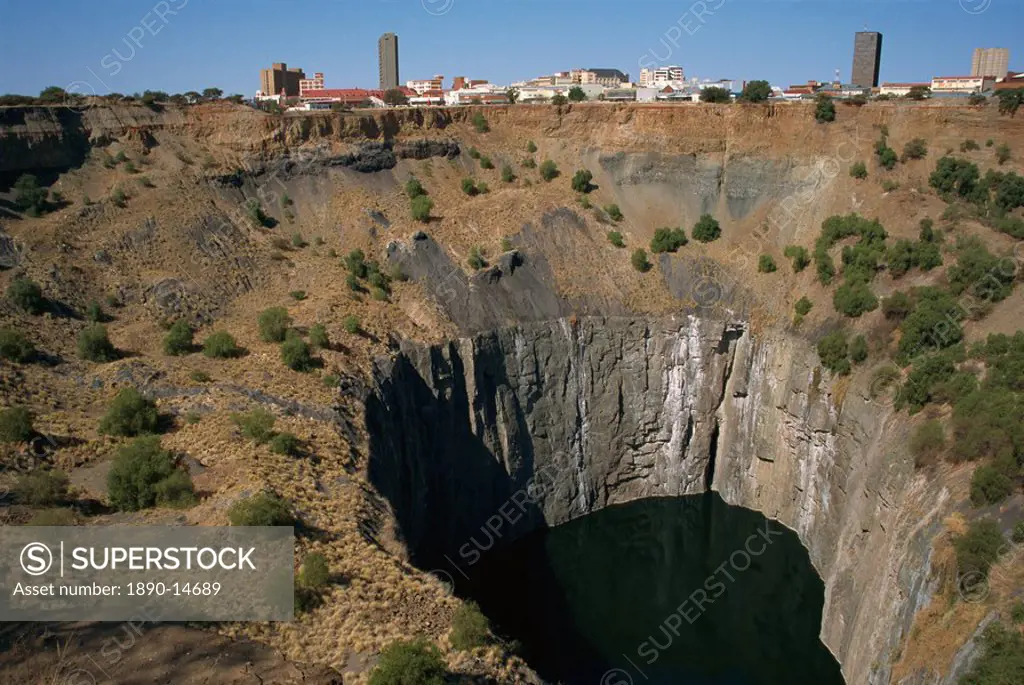 Kimberlite pipe excavated by hand mining for diamonds between 1870 and 1914, now flooded, Big Hole at Kimberley, South Africa, Africa