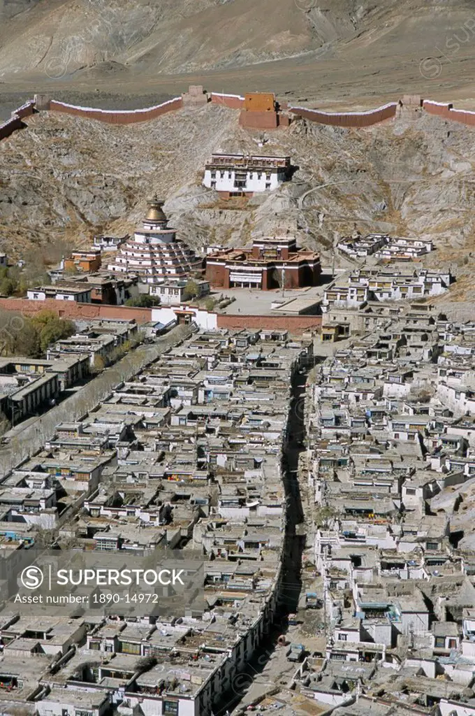 Palkhor Choide monastery and old town seen from dzong fort, Gyantse, Tibet, China, Asia