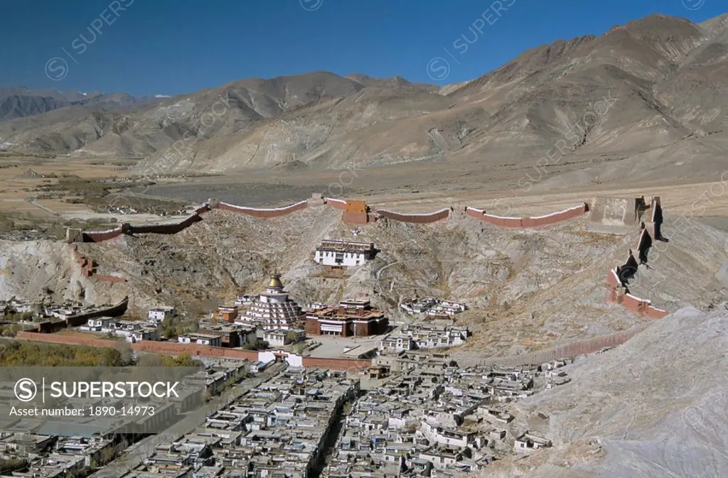 Palkhor Choide monastery and old town seen from dzong fort, Gyantse, Tibet, China, Asia
