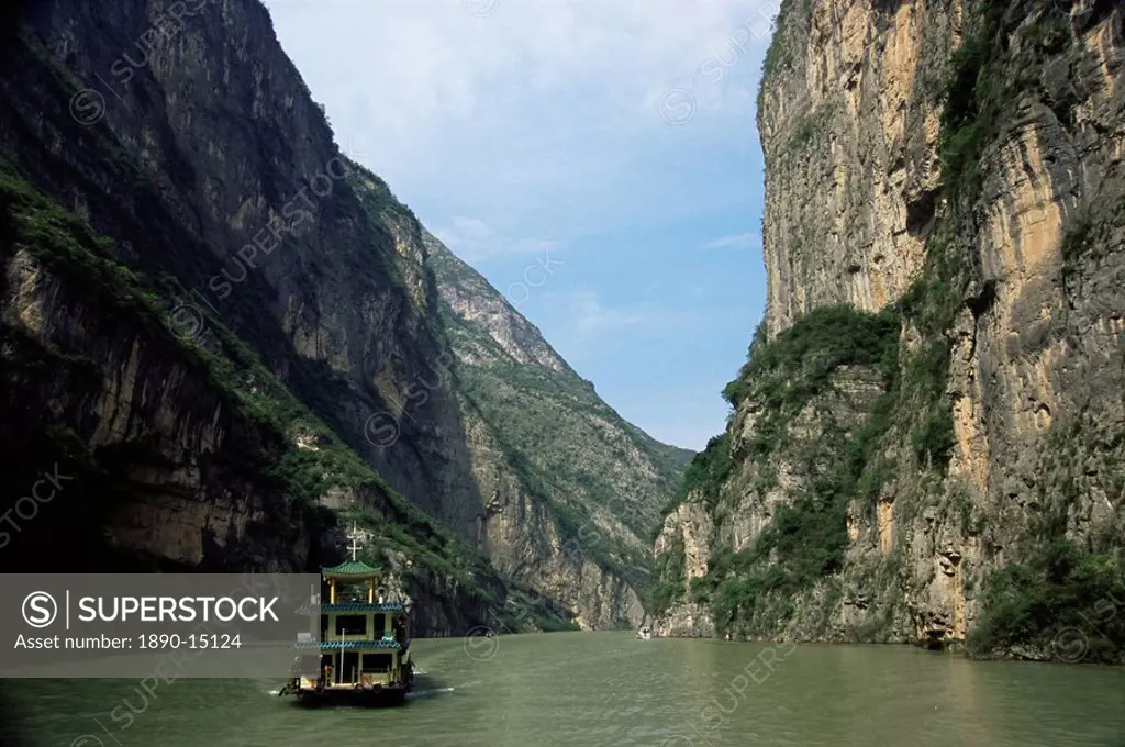 Tourist boat in the Longmen Gorge, first of the Small Three Gorges, Yangtze Gorges, China, Asia