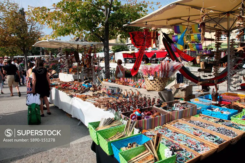 Stalls in the street market held every Sunday in Ile sur la Sorgue, Provence, France, Europe