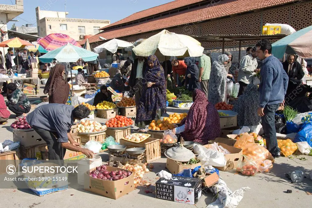 Morning fruit and vegetable market, Bandar Abbas, southern Iran, Middle East