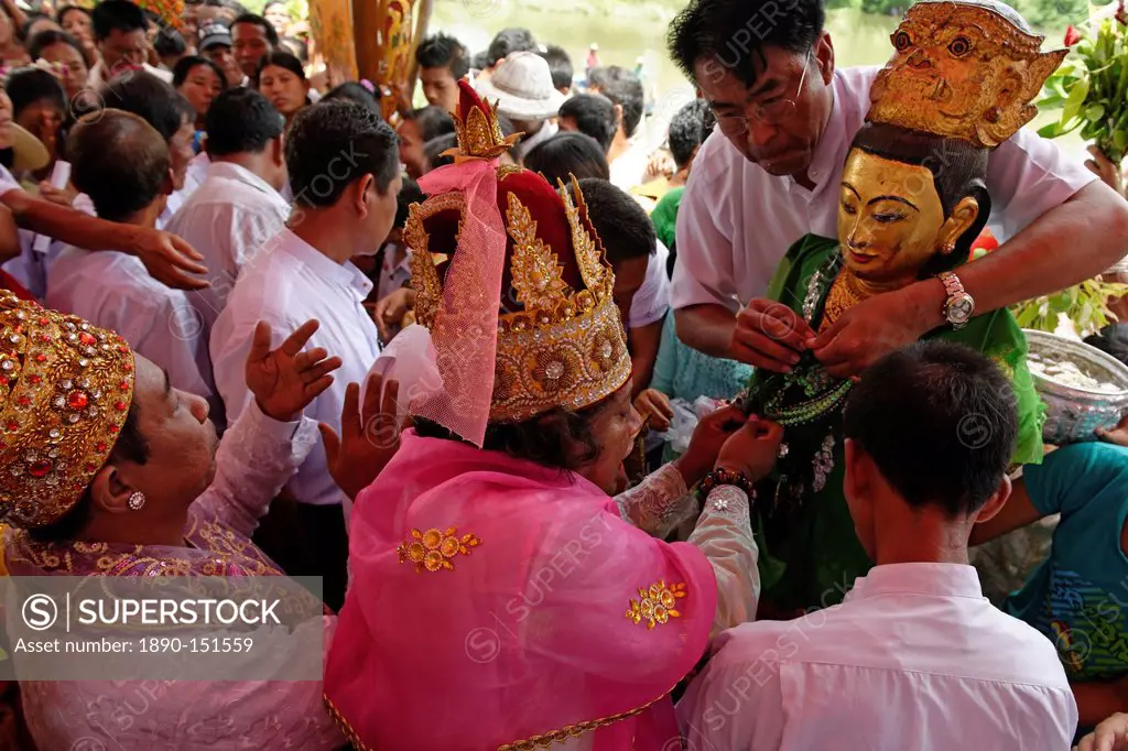 Ceremony of Washing the Nats´ Statues, Yadanagu Nats Festival, Amarapura, Mandalay Division, Republic of the Union of Myanmar Burma, Asia