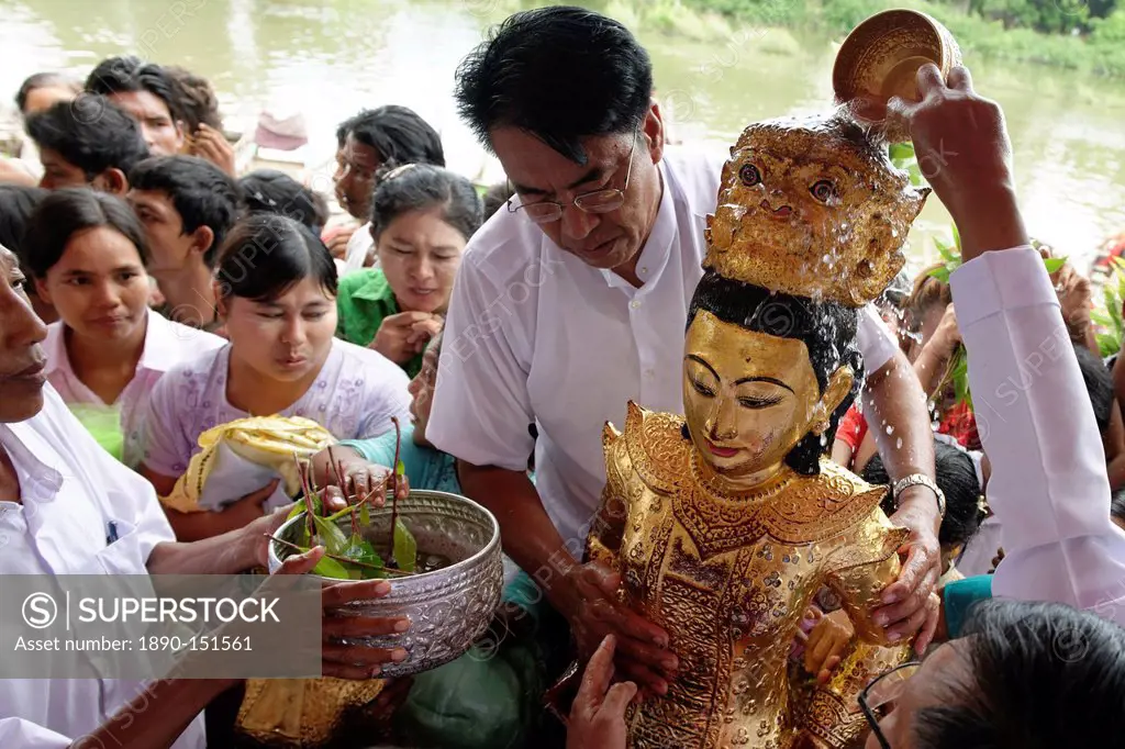 Ceremony of Washing the Nats´ Statues, Yadanagu Nats Festival, Amarapura, Mandalay Division, Republic of the Union of Myanmar Burma, Asia