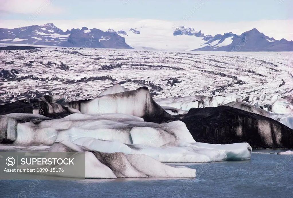 Icebergs on Jokulsa Lake, Vatnajokull icecap behind, south coast, Iceland, Polar Regions
