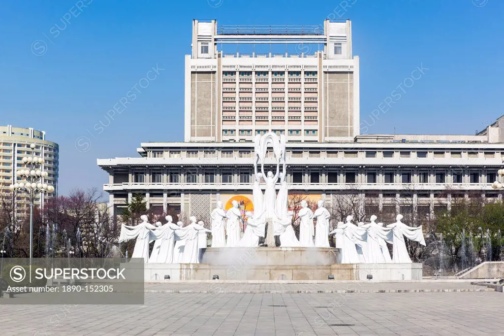 Mansudae Arts Theatre and fountains, Pyongyang, Democratic People´s Republic of Korea DPRK, North Korea, Asia
