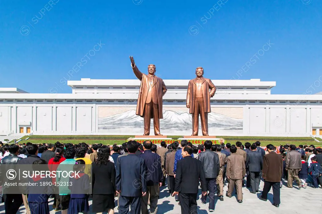 Mansudae Grand Monument, statues of former Presidents Kim Il Sung and Kim Jong Il, Mansudae Assembly Hall on Mansu Hill, Pyongyang, Democratic People´...