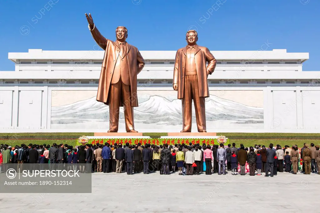 Mansudae Grand Monument, statues of former Presidents Kim Il Sung and Kim Jong Il, Mansudae Assembly Hall on Mansu Hill, Pyongyang, Democratic People´...