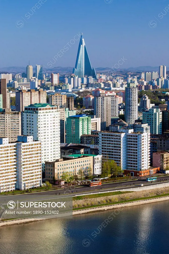 Elevated city skyline including the Ryugyong hotel and Taedong River, Pyongyang, Democratic People´s Republic of Korea DPRK, North Korea, Asia