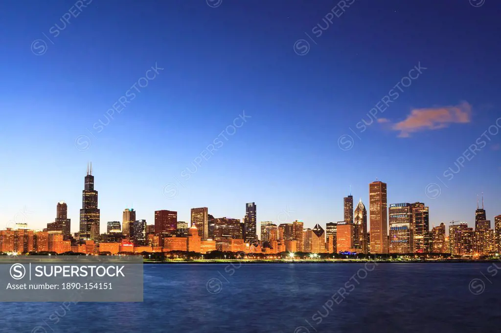 Chicago skyline and Lake Michigan at dusk with the Willis Tower, formerly the Sears Tower, on the left, Chicago, Illinois, United States of America, N...