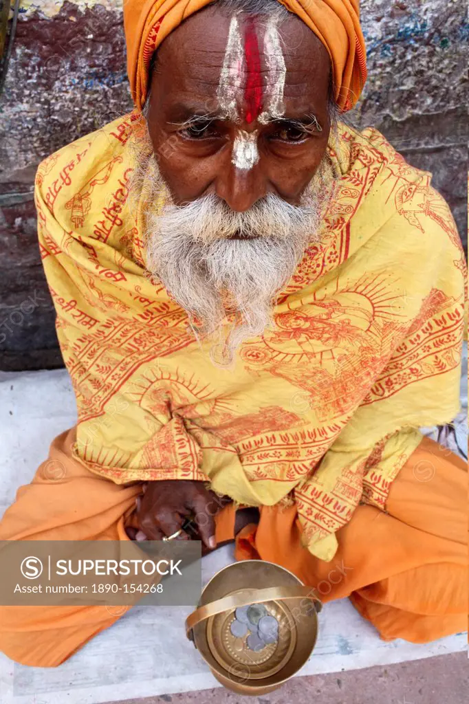 Holy man begging outside a temple, Vrindavan, Uttar Pradesh, India, Asia