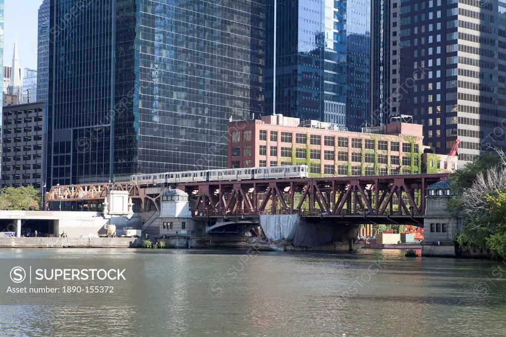 El train crossing Lake Street Bridge over the Chicago River, The Loop, Chicago, Illinois, United States of America, North America