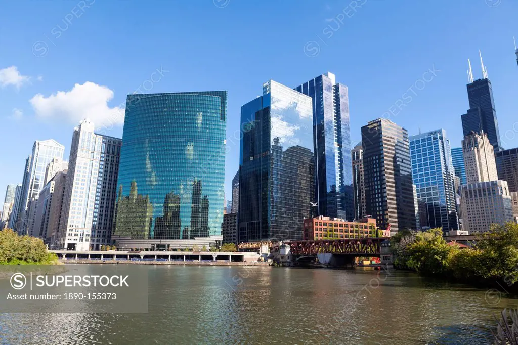 Chicago River and towers including the glass fronted 333 West Wacker Drive which follows the curve of the river, Chicago, Illinois, United States of A...