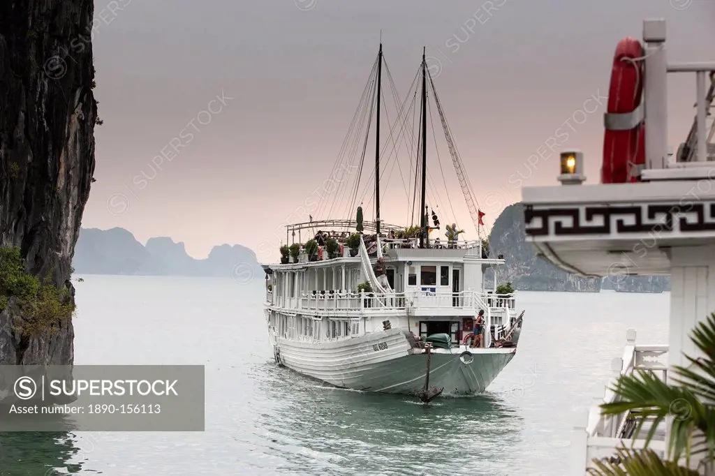 Cruise boat in Halong Bay, UNESCO World Heritage Site, Vietnam, Indochina, Southeast Asia, Asia