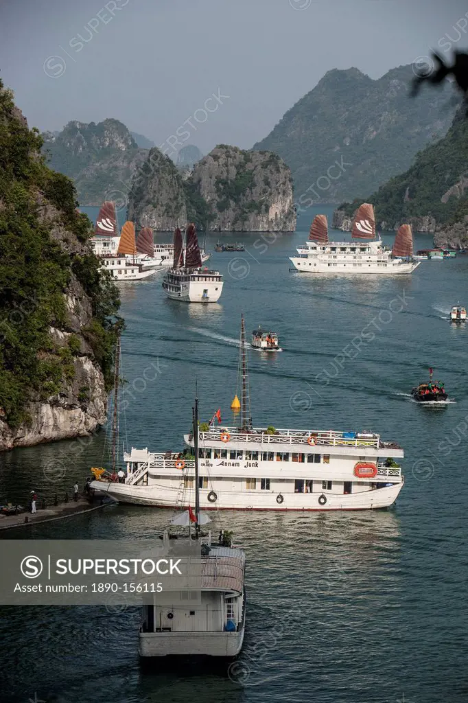 Cruise boats in Halong Bay, UNESCO World Heritage Site, Vietnam, Indochina, Southeast Asia, Asia