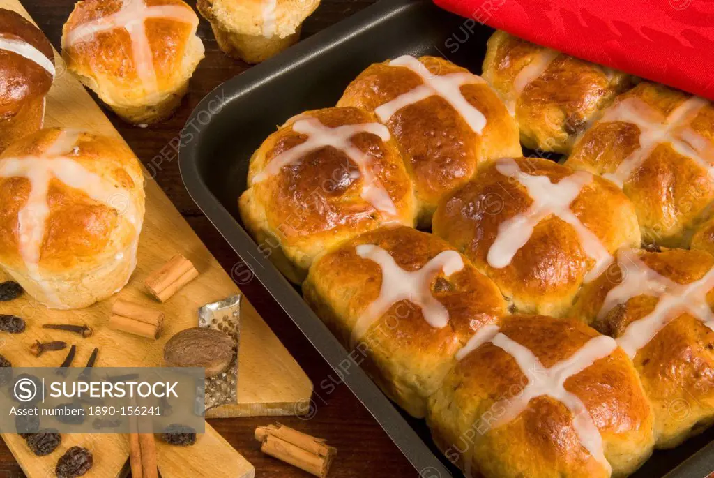 Hot cross buns in a baking tin, Easter speciality, United Kingdom, Europe