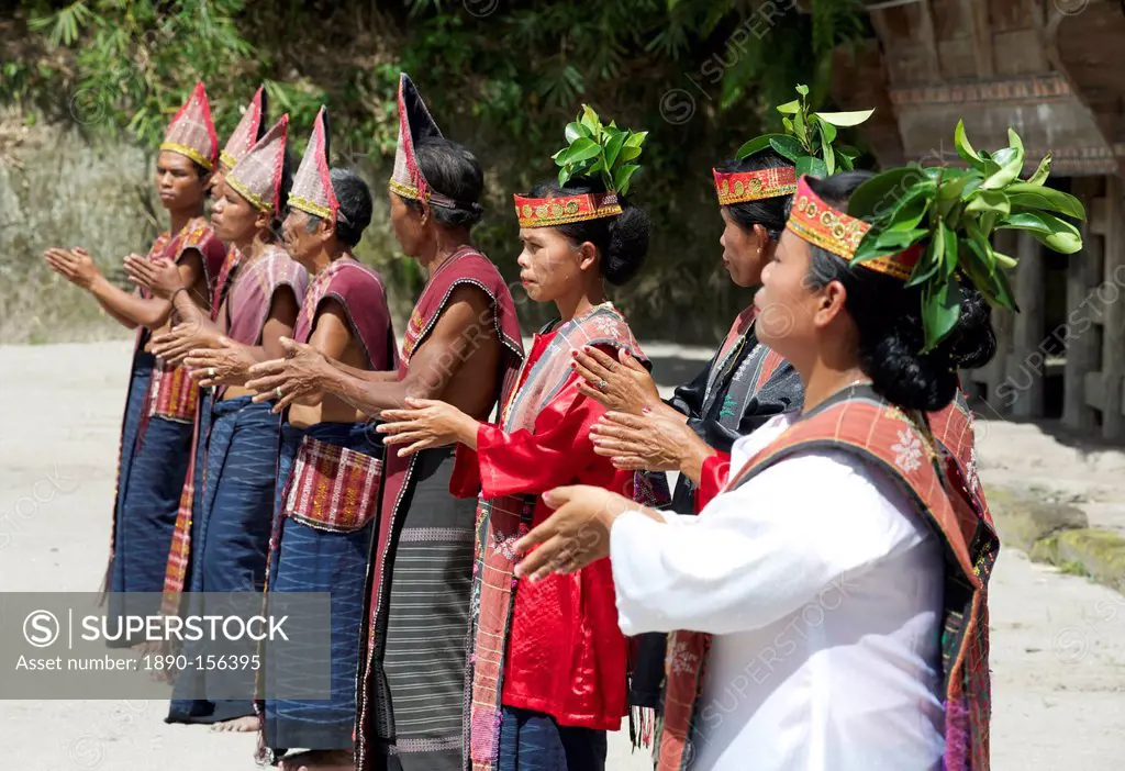 Batak tribespeople in traditional dress performing local dance, Huta Bolon, Simanindo, Sumatra, Indonesia, Southeast Asia, Asia