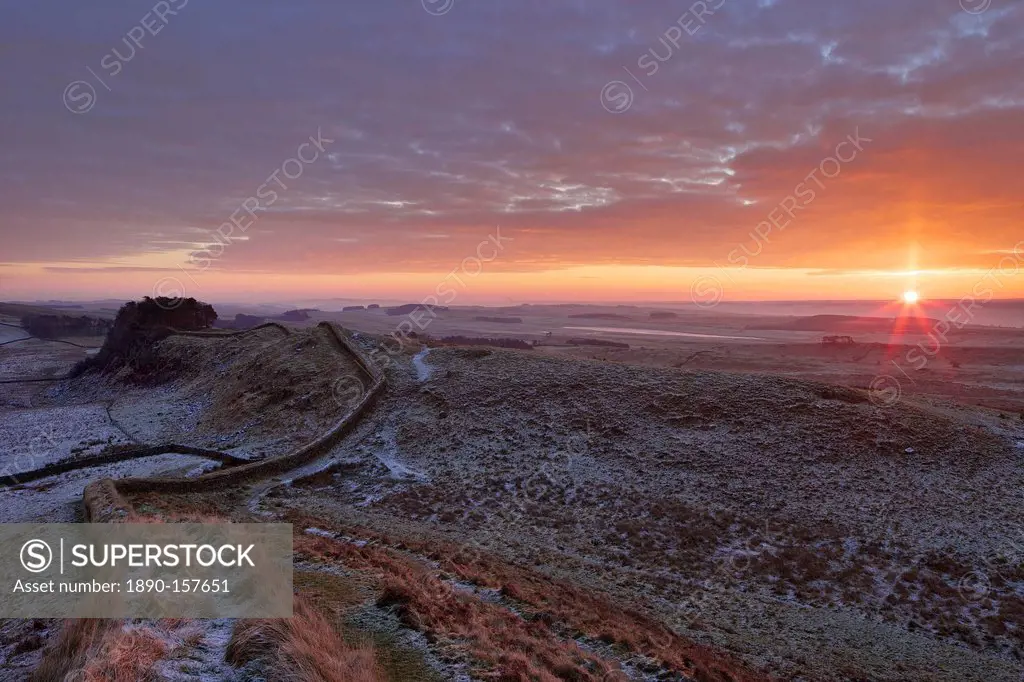 Sunrise and Hadrian's Wall National Trail in winter, looking to Housesteads Fort, Hadrian's Wall, UNESCO World Heritage Site, Northumberland, England,...