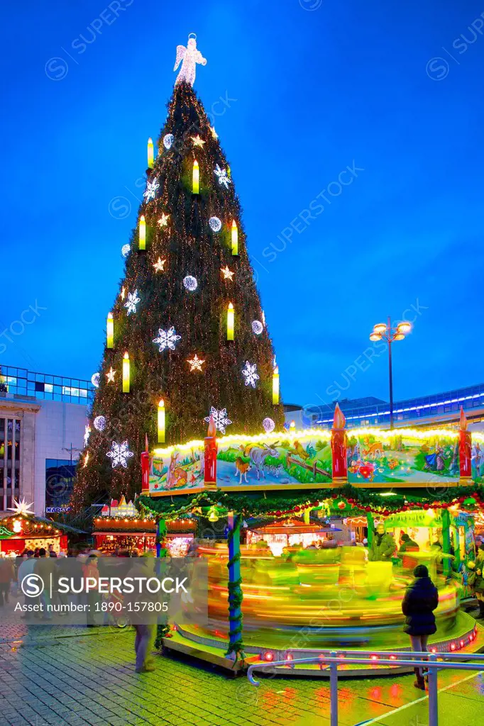 Christmas Market and the Biggest Christmas Tree in the World, Hansaplatz, Dortmund, North Rhine-Westphalia, Germany, Europe