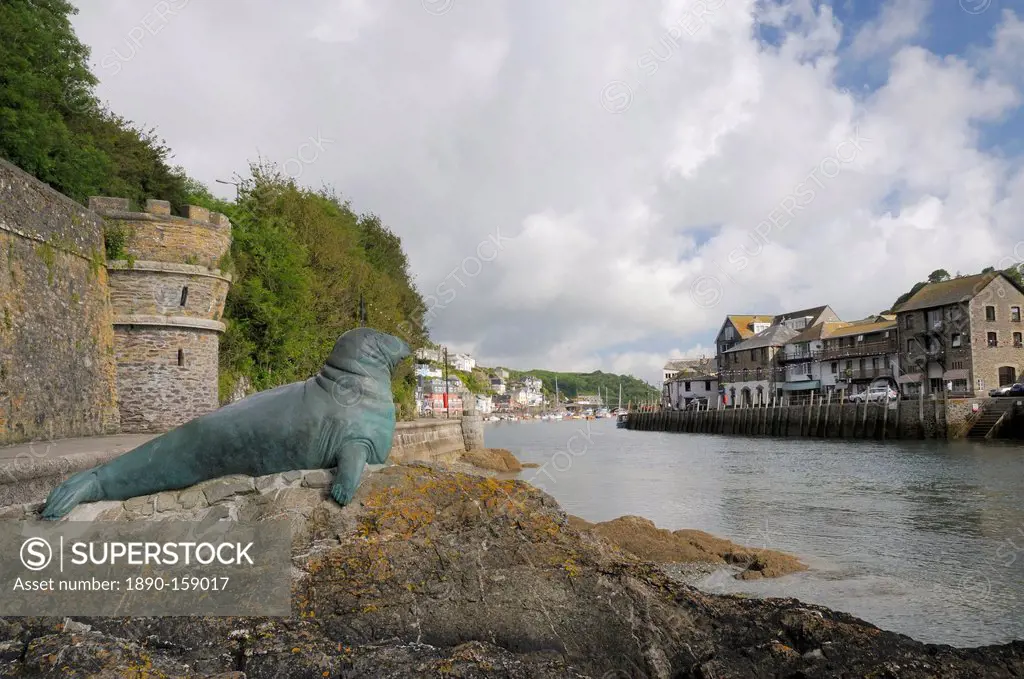 Bronze statue in memory of Nelson a bull grey seal who frequented Looe island and harbour, Looe, Cornwall, England, United Kingdom, Europe