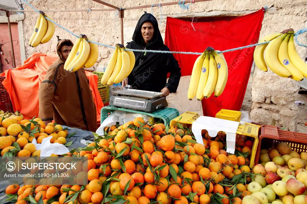 Fruit stall at Douz weekly market, Kebili, Tunisia, North Africa, Africa