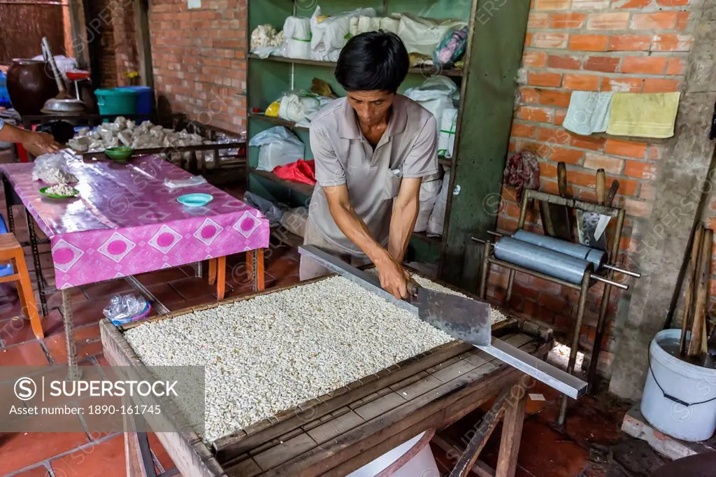 Making rice candy at Phu An Hamlet near Cai Be, Mekong River Delta, Vietnam, Indochina, Southeast Asia, Asia