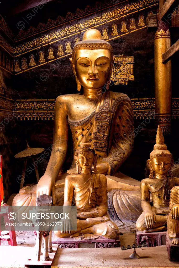 Ancient gilded wooden Buddhas inside Wat In, Kengtung (Kyaingtong), Shan State, Myanmar (Burma), Asia