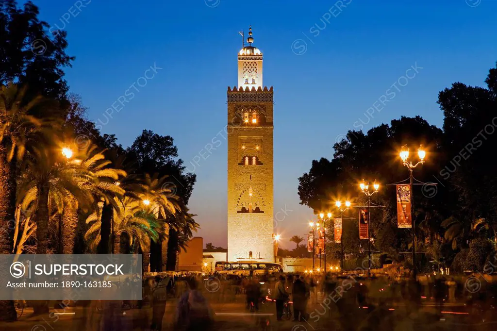 Djemaa el Fna and the 12th century Koutoubia Mosque, Marrakech, Morocco, North Africa, Africa
